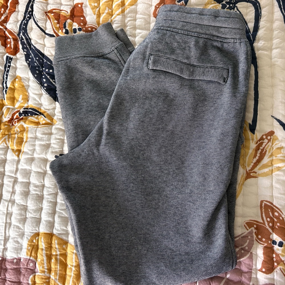 UA Coldgear loose fitted Joggers size medium like new